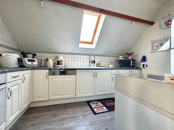 Au deuxième et dernier étage d’une résidence calme et sécurisée en pierre de taille, cet appartement de 3 pièces dispose de 78 m² au sol (69 m² Carrez). Il offre un cadre de vie paisible et chaleureux, à seulement 10 minutes à pied de la gare d’Osny (ligne J vers Paris Saint-Lazare).

L'appartement se compose d'une entrée, d'un vaste salon-séjour de 35 m² au sol, d'une cuisine séparée, de deux chambres dont une idéale pour un bureau ou une chambre d'enfant, d'une salle d'eau, de WC séparés, ainsi qu'une pièce annexe de 4 m² pouvant faire office de cellier, ou de dressing.

Implanté dans un quartier résidentiel calme, l'appartement bénéficie d'un environnement privilégié à deux pas du Château de Grouchy et son parc, écoles à moins de 5mn à pied, complexe sportif, sentiers de promenade, commerces et restaurants accessibles à pied.
Ce bien allie le charme de l'ancien au confort moderne : isolation renforcée, fenêtres PVC double vitrage, DPE D / GES B garantissant une faible empreinte carbone.

Une grande cave de 40 m² et 2 places de parking complètent ce bien. 

Une opportunité à ne pas manquer, idéale pour les amateurs de caractère, en quête d'un cadre de vie verdoyant, et bien desservi.