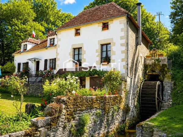 Moulin de caractère avec bief, roue et dépendances