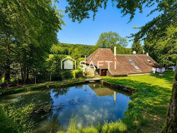 Moulin de caractère avec bief, roue et dépendances
