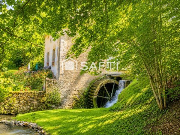 Moulin de caractère avec bief, roue et dépendances
