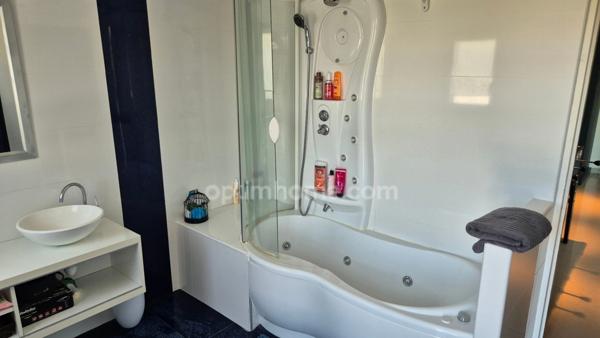 Villa contemporaine avec piscine