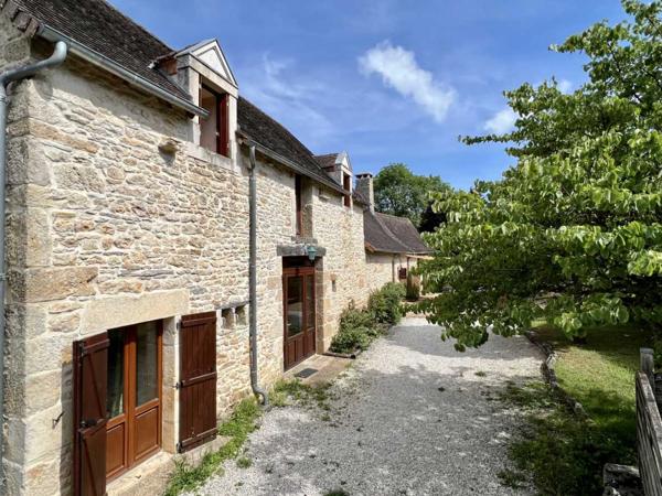 Maison ancienne - Thenon En Périgord Noir entre Montignac-Lascaux et Hautefort: ensemble de deux gîtes de caractère avec piscine sur 4000 m² de terrain.