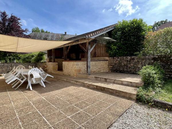 Maison ancienne - Thenon En Périgord Noir entre Montignac-Lascaux et Hautefort: ensemble de deux gîtes de caractère avec piscine sur 4000 m² de terrain.
