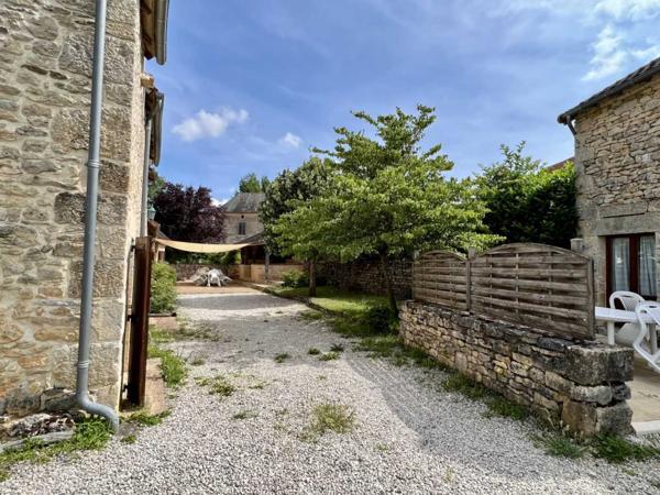 Maison ancienne - Thenon En Périgord Noir entre Montignac-Lascaux et Hautefort: ensemble de deux gîtes de caractère avec piscine sur 4000 m² de terrain.