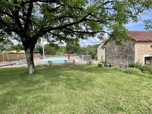 Maison ancienne - Thenon En Périgord Noir entre Montignac-Lascaux et Hautefort: ensemble de deux gîtes de caractère avec piscine sur 4000 m² de terrain.