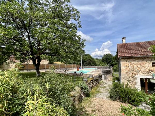 Maison ancienne - Thenon En Périgord Noir entre Montignac-Lascaux et Hautefort: ensemble de deux gîtes de caractère avec piscine sur 4000 m² de terrain.