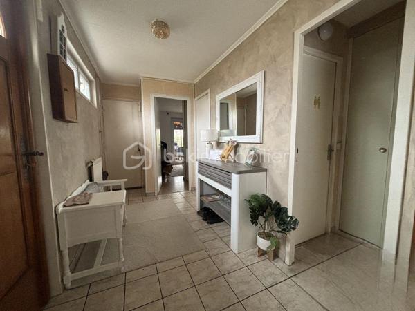NOUVEAUTÉ  A SAISIR !!!! 

Dans un secteur calme et recherché du quartier Val Fleuri, à proximité immédiate des écoles, commerces et transports, venez découvrir cette agréable maison familiale de 140 m2 édifiée sur une parcelle d'environ 504 m2

Elle se compose au Rez-de-Chaussée d'une entrée donnant sur une belle pièce de vie lumineuse  avec sa cheminée, une cuisine indépendante, un grand cellier avec sa cave pour répondre à vos besoins de stockage, une chambre parentale avec sa salle d'eau et 1 WC indépendant 

A l'étage, l'espace nuit se compose de trois chambres, dont une avec son dressing et une seconde avec une petite salle de jeux pour le plus grand plaisir des enfants, une salle de bain et un WC indépendant 

Un garage avec son accès par la maison, un beau jardin bien entretenu, une véranda d'environ 15 m2 ainsi qu'une terrasse complète ce bien pour une vie de famille épanouie 

Vous apprécierez l'agencement intérieur où le séjour lumineux s'ouvre sur une terrasse accueillante, idéale pour vos moments de détente ainsi que la décoration intérieure qui a été refaite avec goût

Un petit bijou à découvrir sans attendre ! Pour plus d'informations, contactez votre mandataire Stephanie Visini.