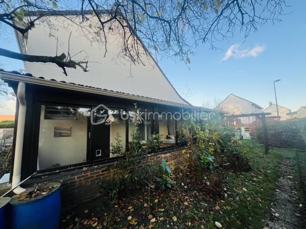 NOUVEAUTÉ  A SAISIR !!!! 

Dans un secteur calme et recherché du quartier Val Fleuri, à proximité immédiate des écoles, commerces et transports, venez découvrir cette agréable maison familiale de 140 m2 édifiée sur une parcelle d'environ 504 m2

Elle se compose au Rez-de-Chaussée d'une entrée donnant sur une belle pièce de vie lumineuse  avec sa cheminée, une cuisine indépendante, un grand cellier avec sa cave pour répondre à vos besoins de stockage, une chambre parentale avec sa salle d'eau et 1 WC indépendant 

A l'étage, l'espace nuit se compose de trois chambres, dont une avec son dressing et une seconde avec une petite salle de jeux pour le plus grand plaisir des enfants, une salle de bain et un WC indépendant 

Un garage avec son accès par la maison, un beau jardin bien entretenu, une véranda d'environ 15 m2 ainsi qu'une terrasse complète ce bien pour une vie de famille épanouie 

Vous apprécierez l'agencement intérieur où le séjour lumineux s'ouvre sur une terrasse accueillante, idéale pour vos moments de détente ainsi que la décoration intérieure qui a été refaite avec goût

Un petit bijou à découvrir sans attendre ! Pour plus d'informations, contactez votre mandataire Stephanie Visini.