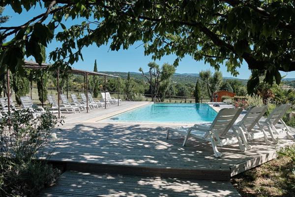 En Provence, Propriété d'Exception composée de diverses maisons en pierre pour plus de 1000 m² de bâti sur 6.3 HA