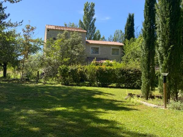 En Provence, Propriété d'Exception composée de diverses maisons en pierre pour plus de 1000 m² de bâti sur 6.3 HA