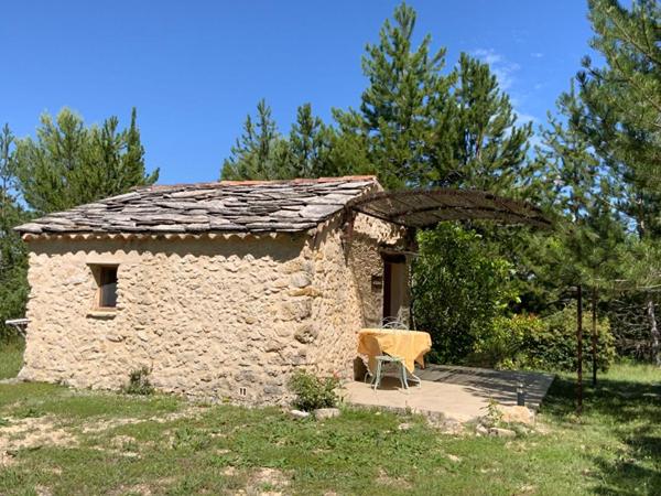 En Provence, Propriété d'Exception composée de diverses maisons en pierre pour plus de 1000 m² de bâti sur 6.3 HA