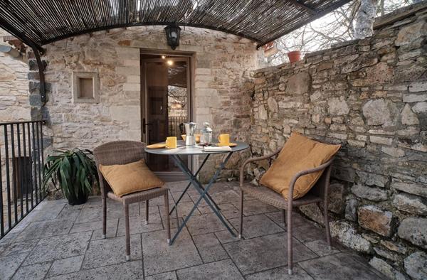 En Provence, Propriété d'Exception composée de diverses maisons en pierre pour plus de 1000 m² de bâti sur 6.3 HA