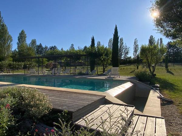 En Provence, Propriété d'Exception composée de diverses maisons en pierre pour plus de 1000 m² de bâti sur 6.3 HA