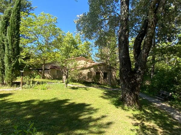 En Provence, Propriété d'Exception composée de diverses maisons en pierre pour plus de 1000 m² de bâti sur 6.3 HA