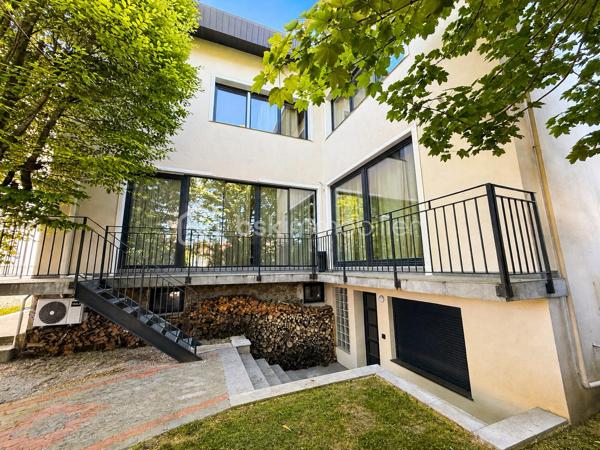 Rebecca SEBARG BSK Immobilier vous présente en exclusivité une maison d'exception située à BRUNOY à 20 Kms de PARIS seulement.
Cette propriété UNIQUE a été entièrement refaite en 2023 et est située dans le quartier prisé de la Pyramide.
Cette maison contemporaine a été entièrement rénovée avec goût et des matériaux de grande qualité.
 Elle est érigée sur un terrain de 410 m² et oﬀre une surface habitable de 210m² et une surface totale de 294 m²!

Au rez-de-chaussée, vous trouverez une grande pièce de vie très lumineuse d'environ 50 m² avec une cheminée ainsi qu'une cuisine neuve, ouverte et
entièrement équipée d'une superficie de 20 m².
Une grande chambre de 17m2 ainsi qu'une salle d'eau moderne avec toilettes se trouvent également à ce niveau.
Au premier étage, un grand palier dessert 4 grandes chambres ( 17, 16, 15 et 19m2) et une magnifique salle de bain avec toilettes.
Au deuxième étage, vous trouverez deux chambres en enfilade ainsi qu'une salle d'eau avec toilettes. 
Au sous-sol, se trouve une grande chambre avec accès direct sur le jardin, une grande buanderie / chaufferie avec son ballon thermodynamique et une chaudière neuve Frisquet. 
Une grande pièce aménagée de 46m2 avec fenêtres, complète le sous-sol!
Le bien est équipé d'une pompe à chaleur (air-eau) avec chauffage au sol au rdc et d’une climatisation par niveau.
Les matériaux utilisés sont de grande qualité, tels que le granite au sol et les fenêtres en aluminium.
Le jardin a été décoré par un paysagiste professionnel et est en cours de finition.
En somme, cette maison est clé en main et vous n'aurez plus qu'à poser vos valises pour en profiter. Ne manquez pas cette occasion rare de posséder
une propriété exceptionnelle à Brunoy.