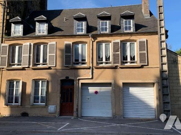 Nouveau mandat, charmante maison de ville située sur la commune de Sedan comprenant:

- au re...