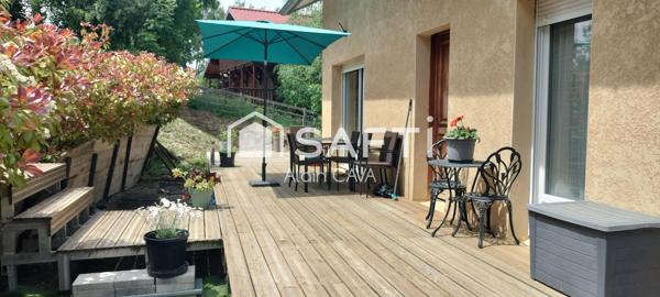 Appartement de 121m² avec mezzanine terrasse et parking dans une maison divisée en 2 logments