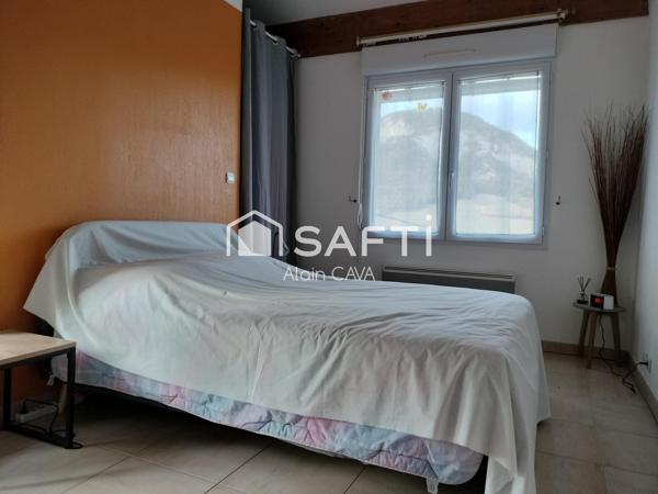 Appartement de 121m² avec mezzanine terrasse et parking dans une maison divisée en 2 logments