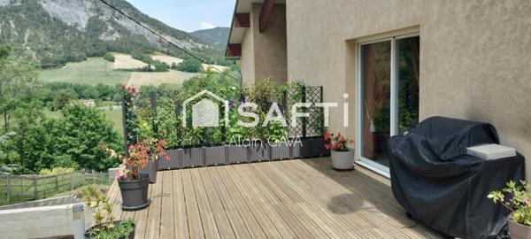 Appartement de 121m² avec mezzanine terrasse et parking dans une maison divisée en 2 logments