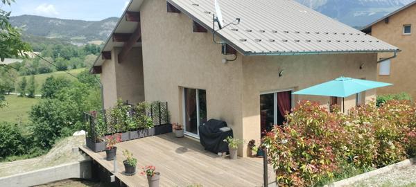 Appartement de 121m² avec mezzanine terrasse et parking dans une maison divisée en 2 logments