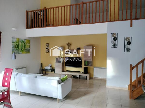 Appartement de 121m² avec mezzanine terrasse et parking dans une maison divisée en 2 logments