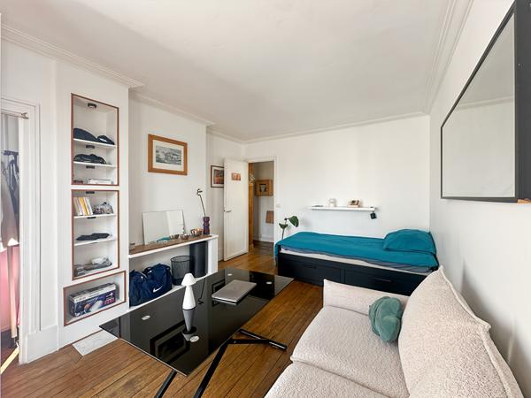 Studio avec balcon - rue du Poteau