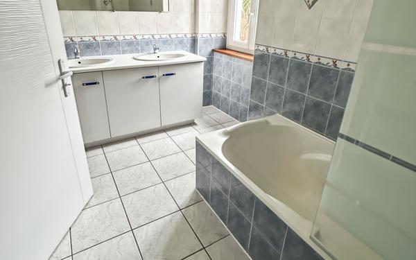 Maison à louer    5 pièces • 124,33 m2 Louhossoa