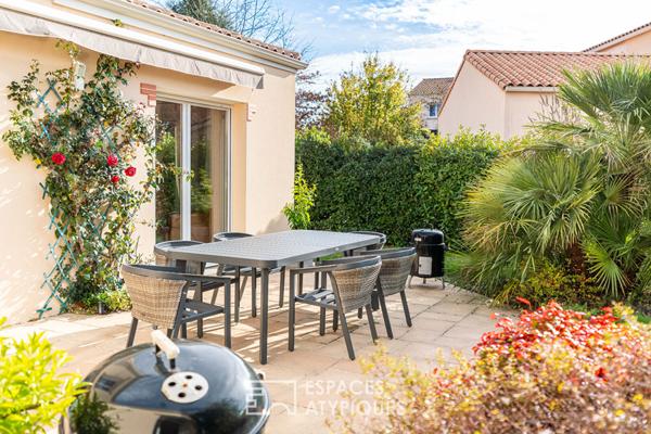 Maison en impasse avec jardin intime et piscine couverte, au coeur du bourg.