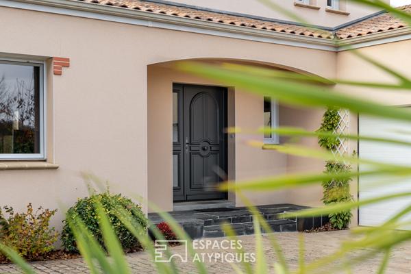 Maison en impasse avec jardin intime et piscine couverte, au coeur du bourg.