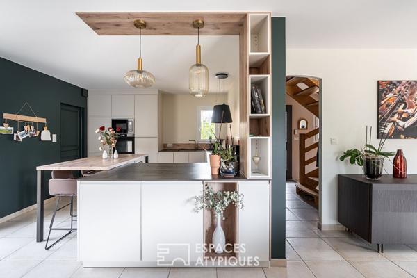 Maison en impasse avec jardin intime et piscine couverte, au coeur du bourg.