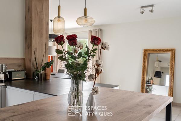 Maison en impasse avec jardin intime et piscine couverte, au coeur du bourg.
