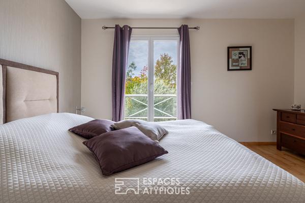 Maison en impasse avec jardin intime et piscine couverte, au coeur du bourg.
