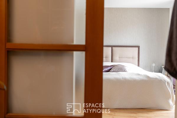 Maison en impasse avec jardin intime et piscine couverte, au coeur du bourg.