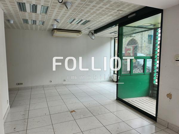 A LOUER - TINCHEBRAY , DANS RUE PASSANTE, LOCAL COMMERCIAL de 168 m³