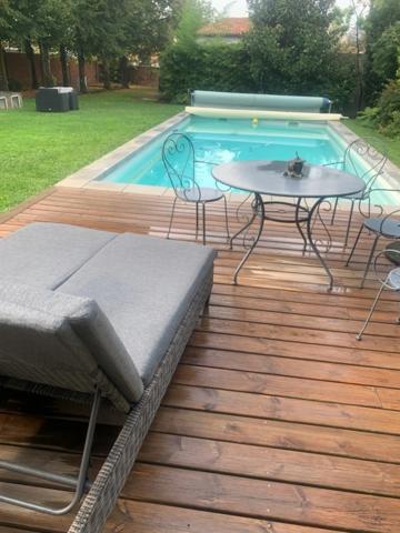 LUCON COEUR DE VILLE AGREABLE MAISON ART DECO 5 CHAMBRES AVEC PISCINE ET ANNEXES SUR 1296M² CLOS