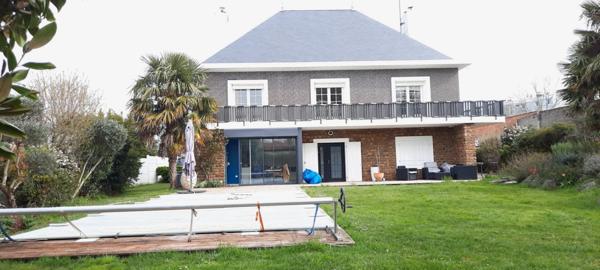 LUCON COEUR DE VILLE AGREABLE MAISON ART DECO 5 CHAMBRES AVEC PISCINE ET ANNEXES SUR 1296M² CLOS