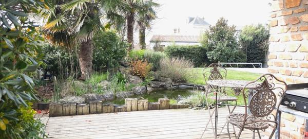 LUCON COEUR DE VILLE AGREABLE MAISON ART DECO 5 CHAMBRES AVEC PISCINE ET ANNEXES SUR 1296M² CLOS