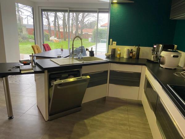 LUCON COEUR DE VILLE AGREABLE MAISON ART DECO 5 CHAMBRES AVEC PISCINE ET ANNEXES SUR 1296M² CLOS