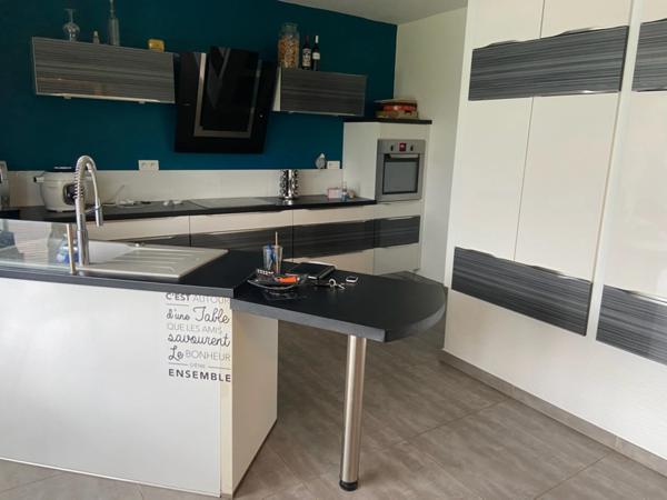 LUCON COEUR DE VILLE AGREABLE MAISON ART DECO 5 CHAMBRES AVEC PISCINE ET ANNEXES SUR 1296M² CLOS