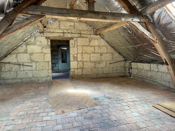 Maison à vendre 5 pièces VIVY (49) - 3 chambres - veranda - jardin - beau potentiel à développer.