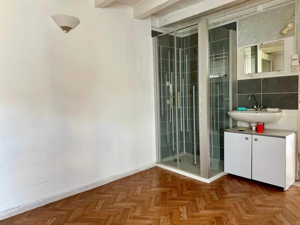 Maison à vendre 5 pièces VIVY (49) - 3 chambres - veranda - jardin - beau potentiel à développer.