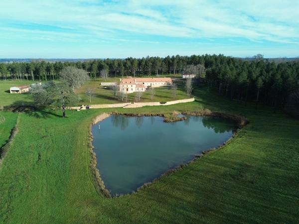 Manoir renové avec lac et pâturages