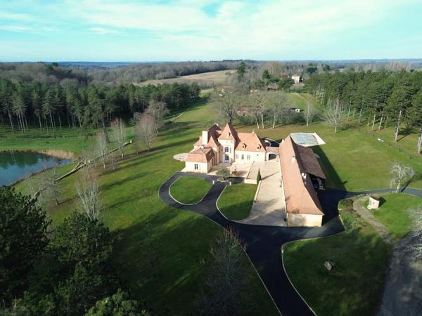 Manoir renové avec lac et pâturages