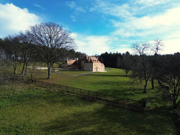 Manoir renové avec lac et pâturages