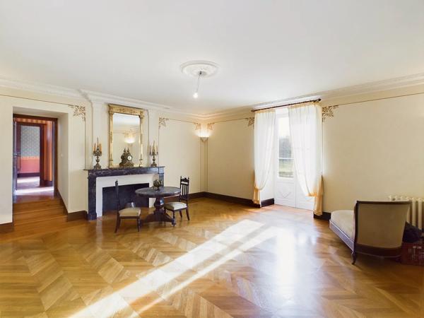 Manoir renové avec lac et pâturages