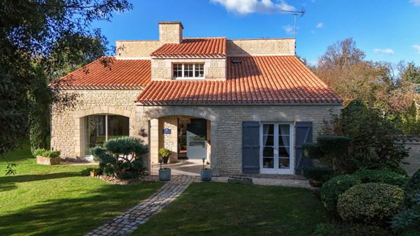 Maison d’exception, non mitoyenne, sur terrain arboré de plus de 1 800 m² avec piscine