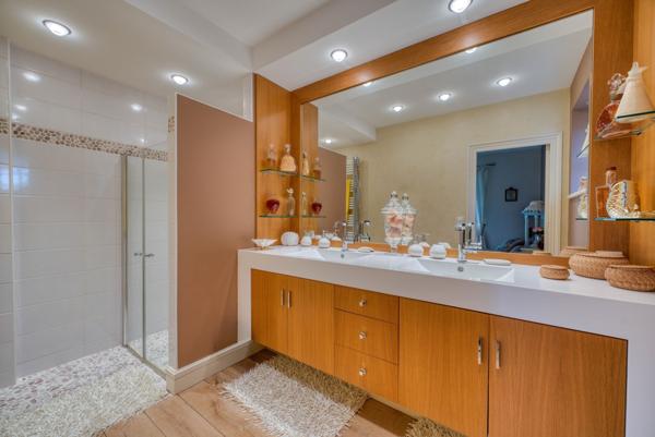 Maison d’exception, non mitoyenne, sur terrain arboré de plus de 1 800 m² avec piscine