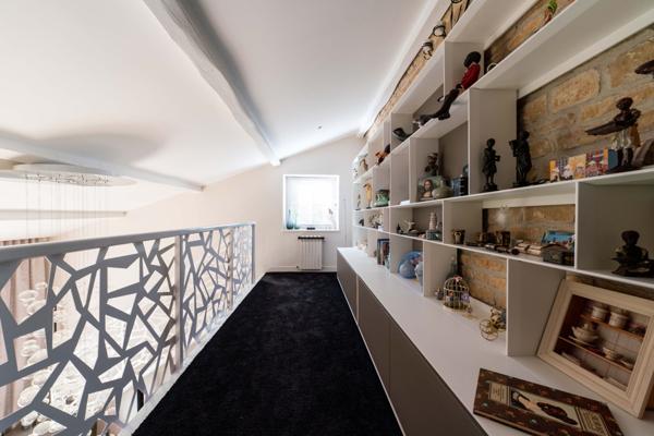 Maison d’exception, non mitoyenne, sur terrain arboré de plus de 1 800 m² avec piscine