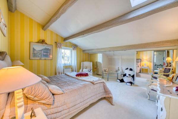 Maison d’exception, non mitoyenne, sur terrain arboré de plus de 1 800 m² avec piscine