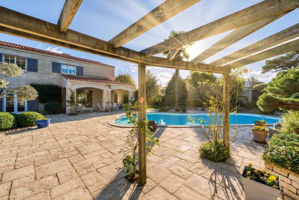 Maison d’exception, non mitoyenne, sur terrain arboré de plus de 1 800 m² avec piscine